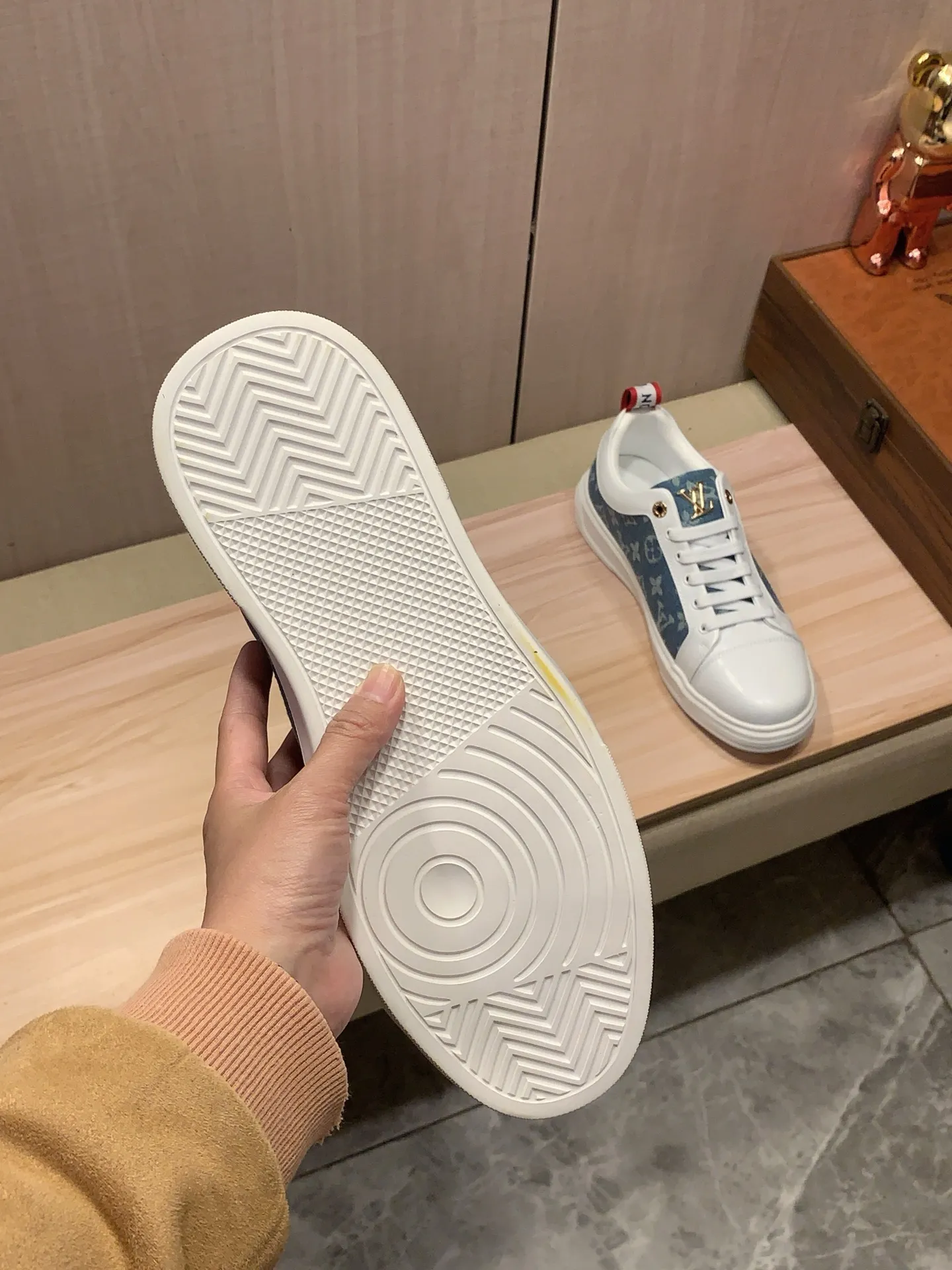 Men's Men's Shoes 💰420💰💰🎩🎩[Lightning][Lightning] "Lv*" The latest and most popular casual shoes, top brands [Seduce] Luxury ~ Purchasing Agency, Top ~ Quality. [Strong] The upper is made of imported breathable cowhide with material ➕ breathable sheepskin feet (•) and fine workmanship. The original stylish and stylish soft rubber wear-resistant and non-slip outsole is light and comfortable on the feet. The real thing looks better when photographed in person. 111: code: 38-44, 3️⃣ colors selected